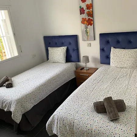 בית נופש Beach Bungalow טורוקס
